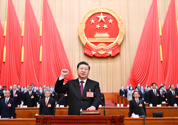 新当选的国家主席、中央军委主席习近平进行宪法宣誓…
