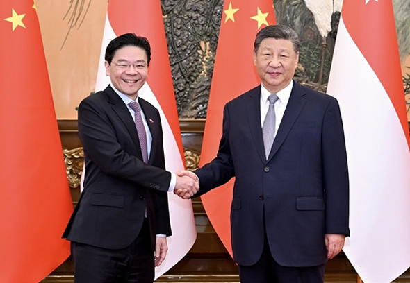 习近平会见新加坡总理黄循财