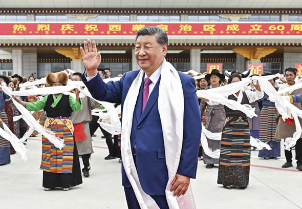 习近平率中央代表团抵达拉萨出席西藏自治区成立60周年庆祝活动…