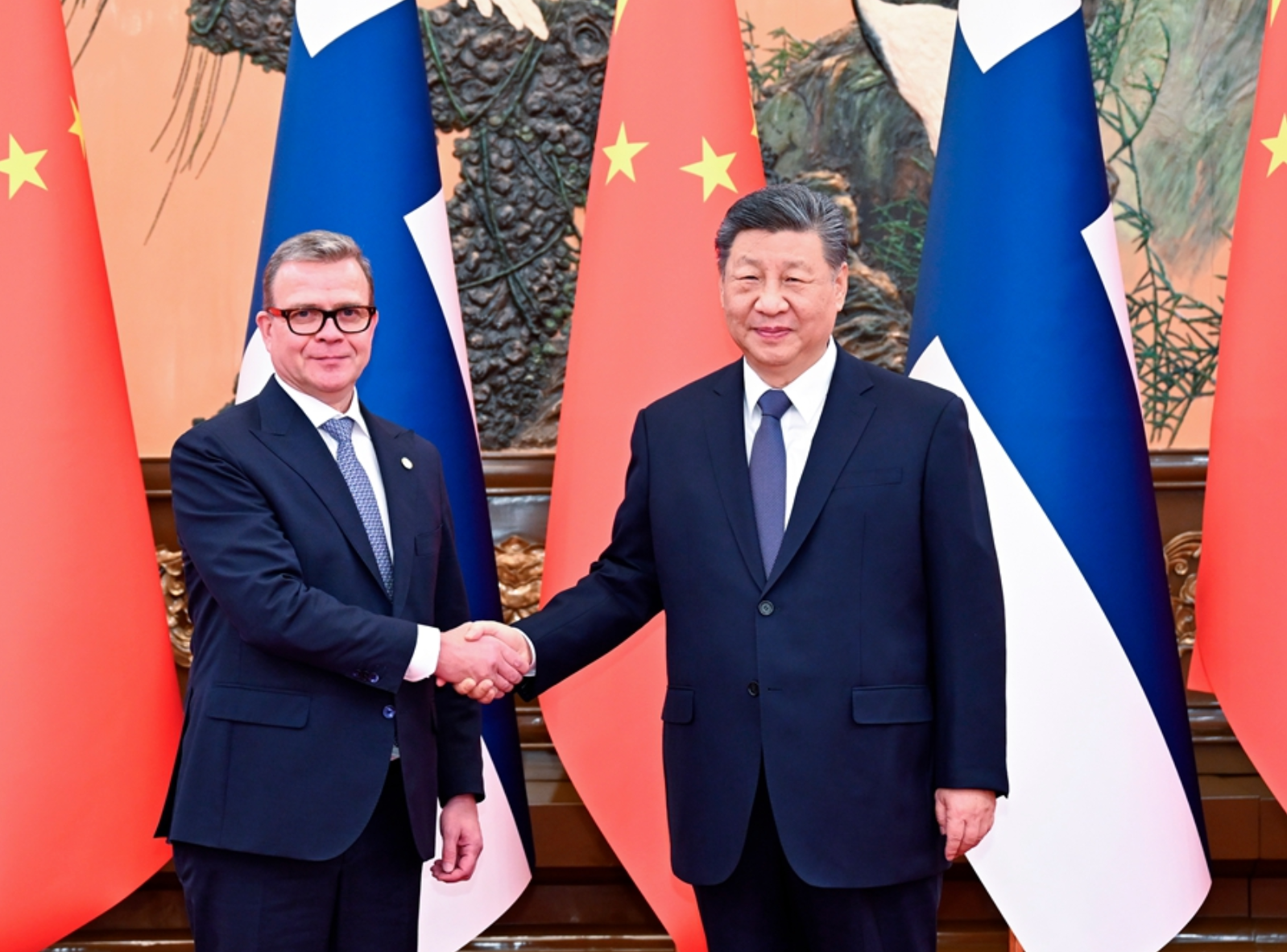 习近平会见芬兰总理奥尔波