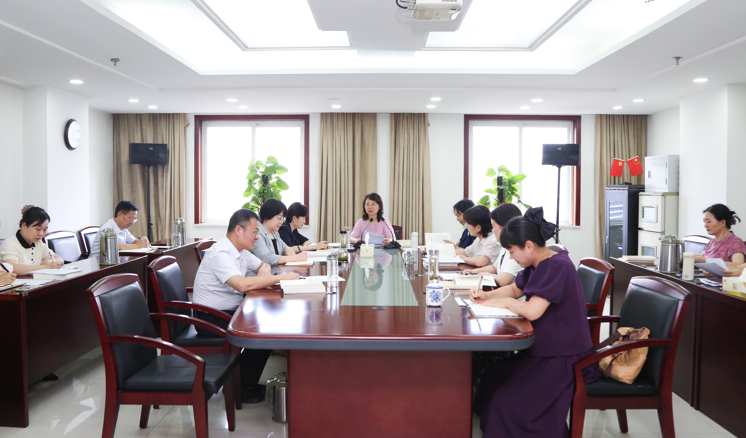 省妇联召开党组理论学习中心组学习研讨会议