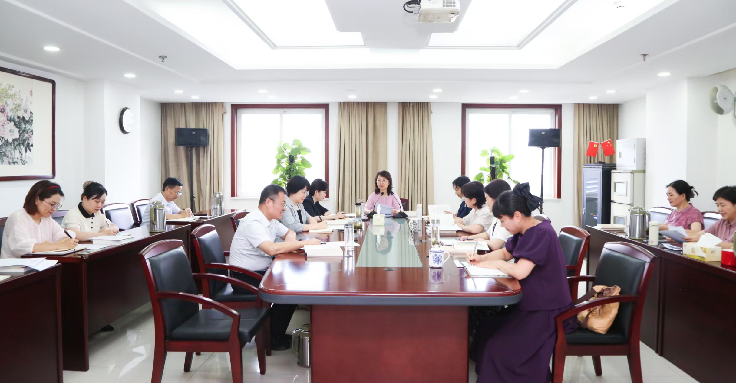 省妇联召开党组理论学习中心组学习研讨会议